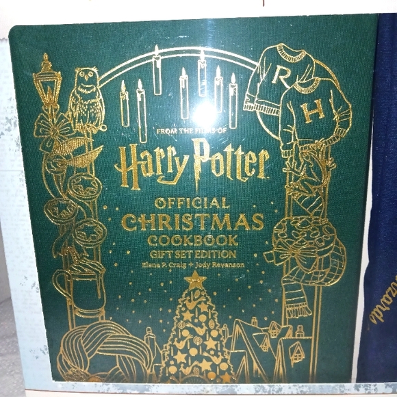 Wizarding World Harry Potter Gift Set Edition Christmas Cookbook and Apron - Picture 4 of 7